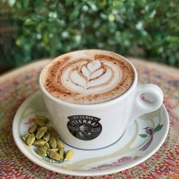 شاي وحليب وهيل